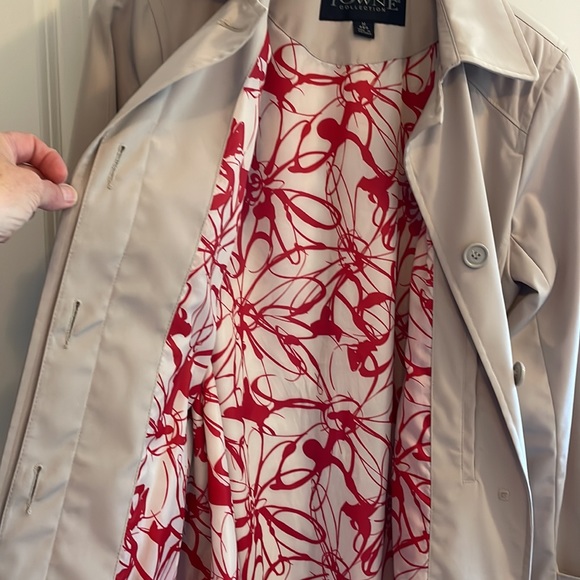 Women’s Raincoat by Towne Collection. Size M with pretty design lining. - Picture 4 of 8